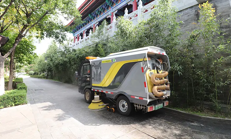 純電動洗掃車，車輛底部垃圾衛(wèi)生治理有妙招，多方位解決道路污染問題。