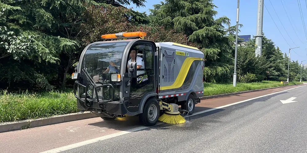 道路洗掃車_路面污漬清潔“專家”_電動(dòng)洗掃車_環(huán)衛(wèi)洗掃車_小型洗掃車