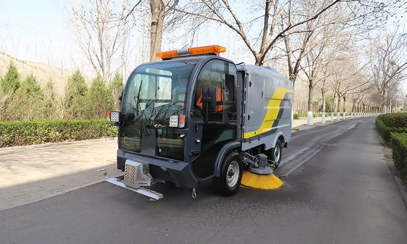 純電動洗掃車背街小巷顯神通，洗掃全面，操作簡單獲得認(rèn)可