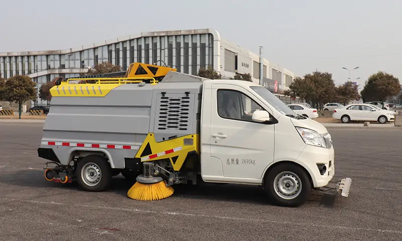 可上牌純電動洗掃車！自動檔位，動力強勁，專注背街小巷路面衛(wèi)生治理！