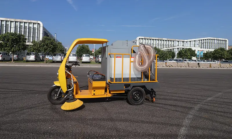 高效便捷的三輪駕駛式樹葉收集車，改善清潔工作效率！