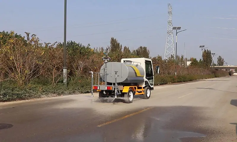 四輪灑水車：城市建設的得力助手