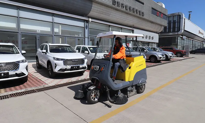 小型三輪駕駛式掃地車：高效清潔與環(huán)保共贏，純電動，更環(huán)保！