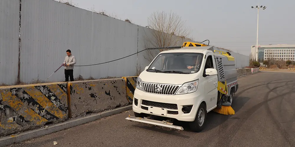 道路洗掃車_路面污漬清潔“專家”_電動洗掃車_環(huán)衛(wèi)洗掃車_小型洗掃車