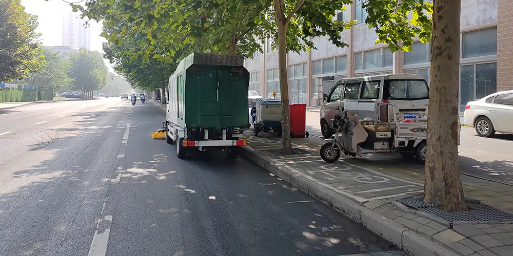 純電動(dòng)樹葉收集車_多功能樹葉收集車_吸樹葉的機(jī)器_掃樹葉神器
