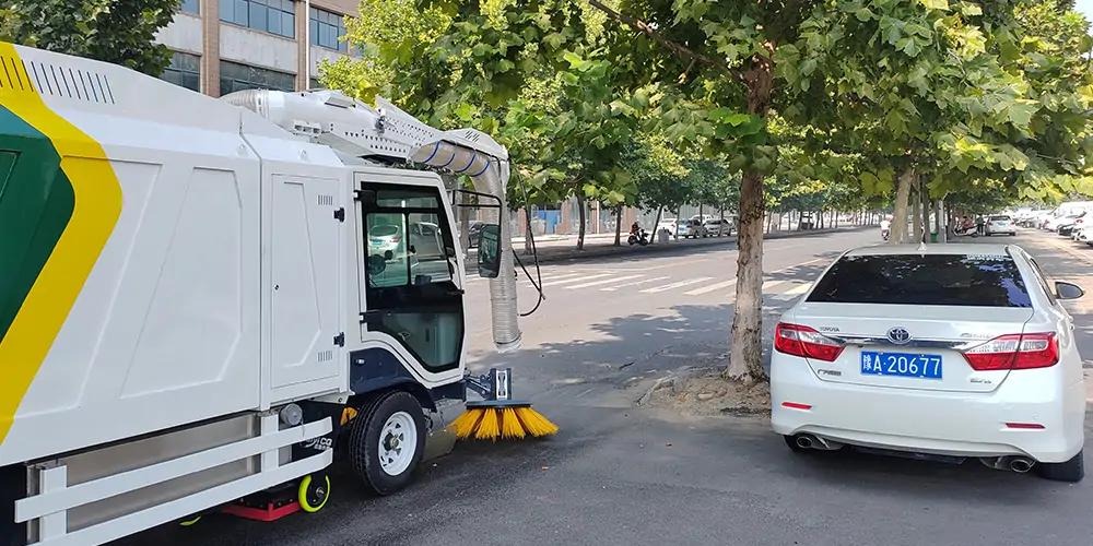 純電動(dòng)樹葉收集車_多功能樹葉收集車_吸樹葉的機(jī)器_掃樹葉神器