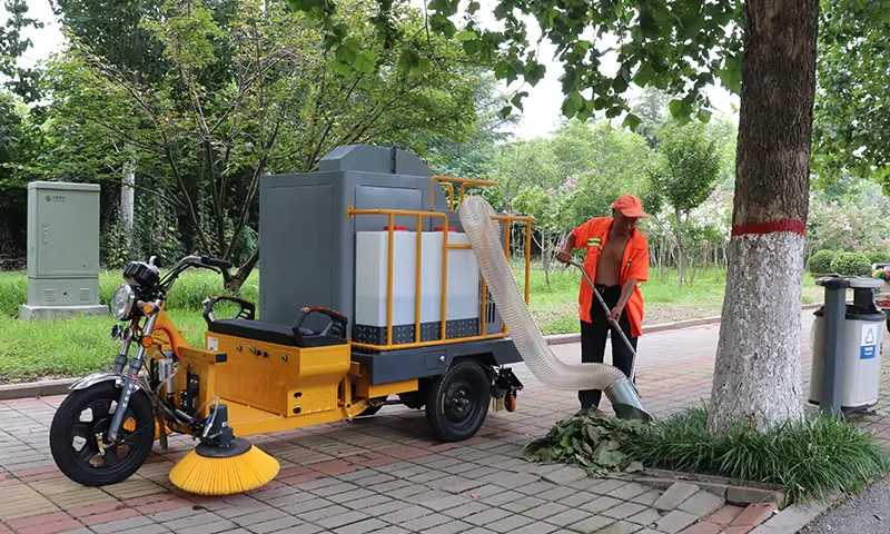小型三輪駕駛式樹葉收集車：環(huán)衛(wèi)利器的革新，操作簡單，功能多樣！