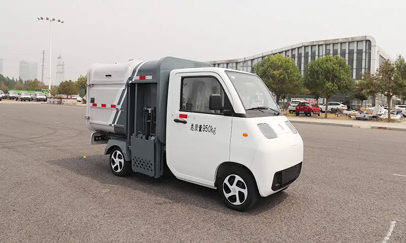 新能源四輪側(cè)裝垃圾清運車：垃圾轉(zhuǎn)運創(chuàng)新專業(yè)設(shè)備，有公告，可上牌