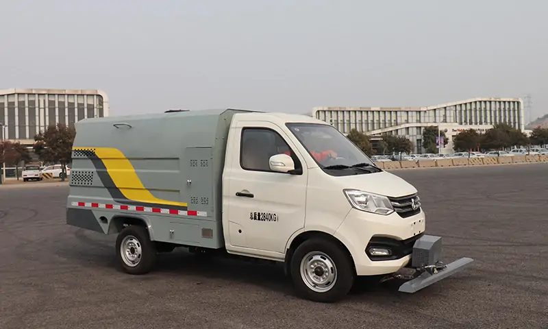 新能源道路養(yǎng)護車，現(xiàn)代化城市管理清潔設(shè)備的首選