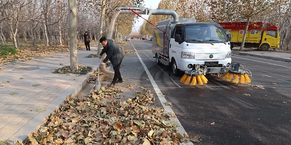 新能源樹(shù)葉收集車 新能源多功能樹(shù)葉收集車 新能源吸樹(shù)葉的機(jī)器 新能源新型樹(shù)葉收集車