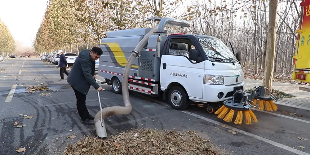 新能源樹(shù)葉收集車 新能源多功能樹(shù)葉收集車 新能源吸樹(shù)葉的機(jī)器 新能源新型樹(shù)葉收集車
