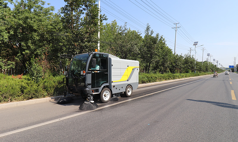 純電動清掃車發(fā)貨：助力城市環(huán)境衛(wèi)生建設(shè)
